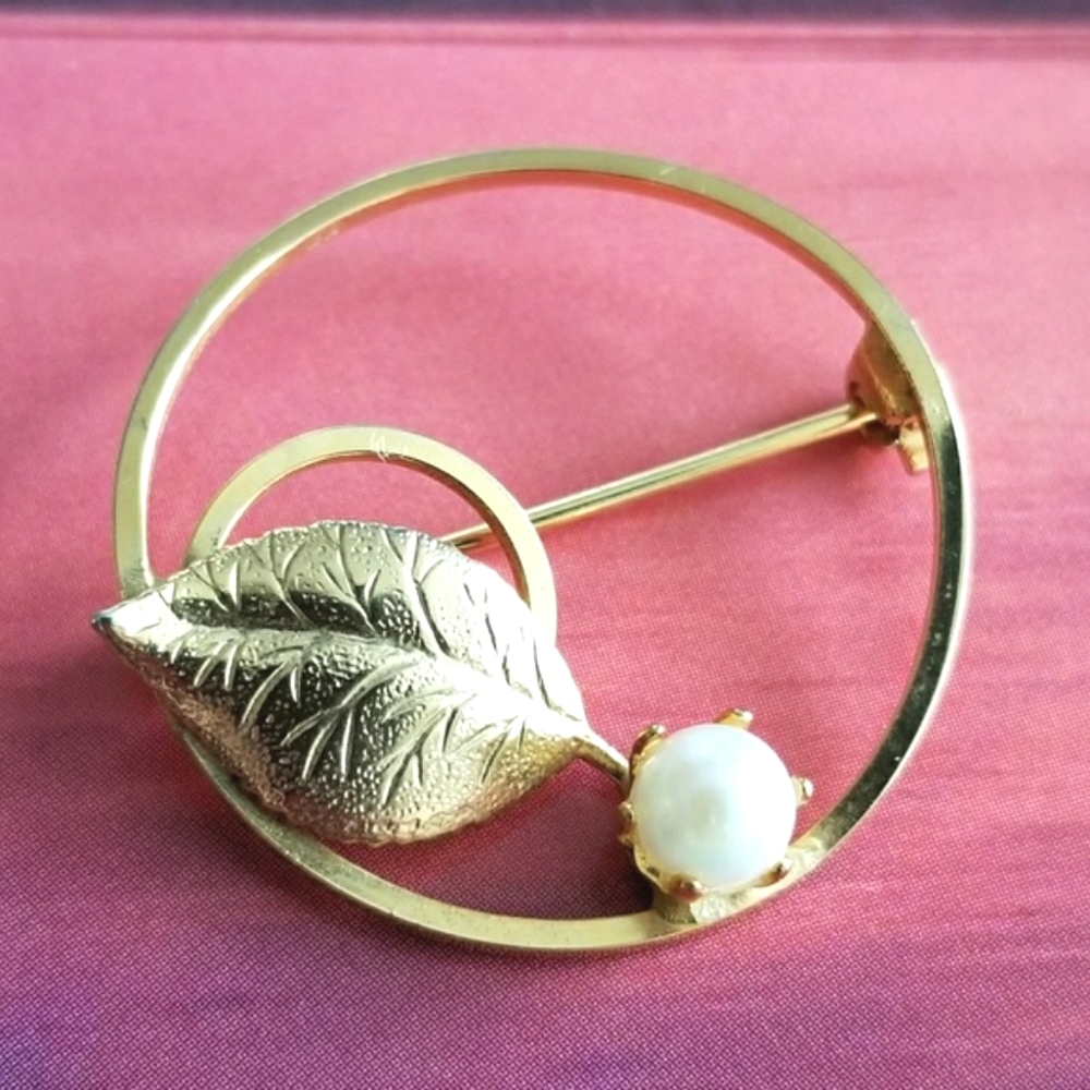 Vintage real pearl circle brooch with leaf pin cultured gold tone